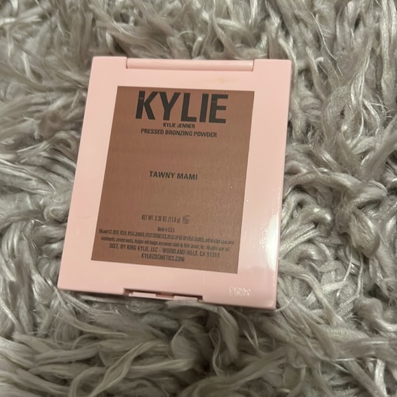 Kylie Jenner Pressed Bronzer powder - Picture 3 of 4